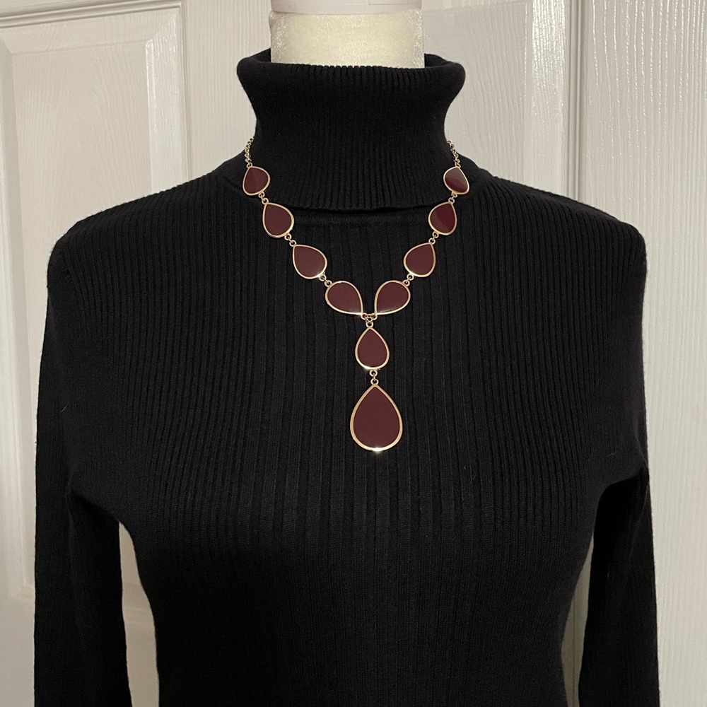 🌸 3/$20 Burgundy and Gold Tear Drop necklace